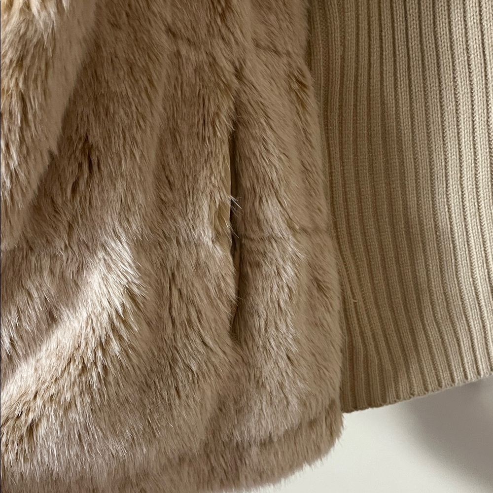 Womens Beige Puffer Vest Faux Fur Trim Knit Back Quilted Gold Zip Size XL - Picture 5 of 8